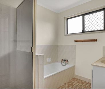 CONVENIENCE AND COMFORT IN CLINTON! - Photo 2