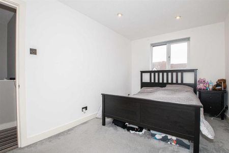 4 bedroom semi-detached house to rent - Photo 4