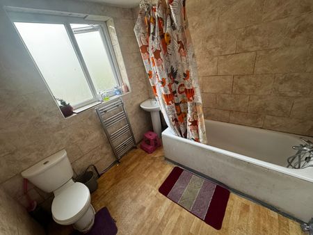 3 Bed Terraced House, Keppel Road, E6 - Photo 5