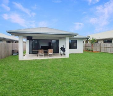 SPACE, STYLE AND PRIVACY – GORGEOUS HOME! - Photo 4