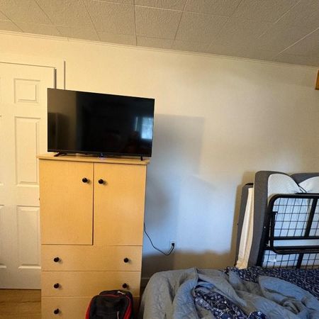 Chambre rénovée, avec lavabo et toilette, à Louer - Photo 3