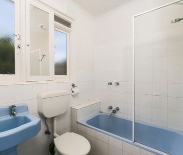 Funky Top Floor Apartment in a Boutique Block - Photo 4