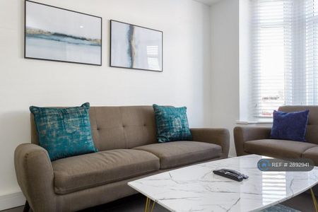 1 bedroom in a house share to rent - Photo 3