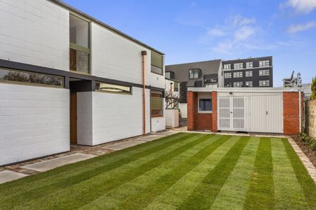 One Bedroom Heritage Apartment City West (Downstairs) with garage - Photo 4