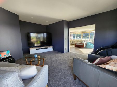 Luxurious Fully Furnished Beachside Home with ... - Photo 3