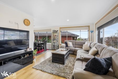 Spacious Family Home with Self-Contained Flat - Photo 2