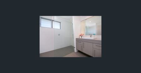 Beautifully appointed, executive style-Open plan living - Photo 5