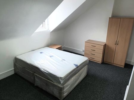 8 bedroom house of multiple occupation to rent - Photo 3