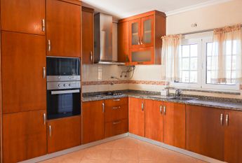 Floor of 2 bedroom villa, partially furnished and semi equipped in Requeixo!