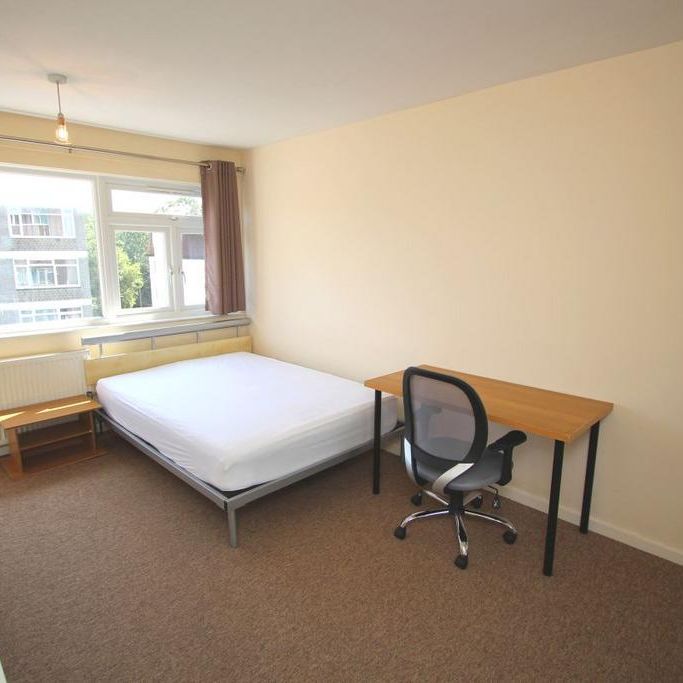 4 bedroom flat to rent - Photo 1