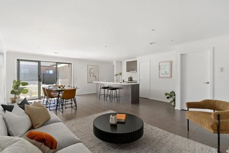 Stunning and Modern 4-Bedroom Home in Heart of Roxburgh Park! - Photo 2