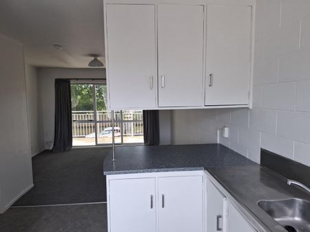 Very tidy two bedroom upstairs flat in quiet street. - Photo 4