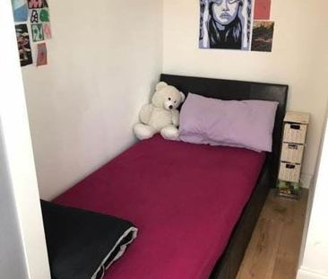 Room in a Shared Flat, Barons Court, NW9 - Photo 2