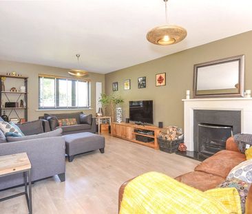 4 bedroom House in Croft Road, Wokingham - Photo 1