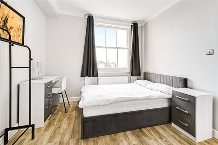 Apartment with charming period features and garden access - Photo 3