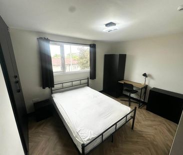 Stonecliffe Lawn (Room 4), Farnley, Leeds - Photo 3
