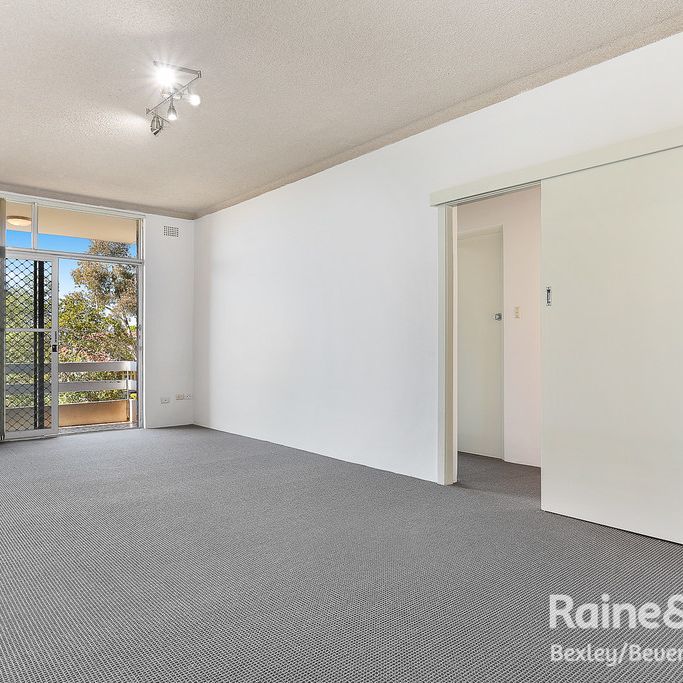 CENTRALLY LOCATED TWO-BEDROOM APARTMENT - Photo 1