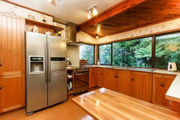 BLOCKHOUSE BAY - Great 4 Bedrooms Family Home with View and Privacy - Photo 1