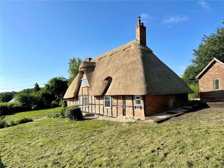 An enchanting 2-bedroom, 2-bathroom cottage to rent - Photo 4