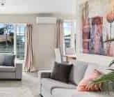 Large 6 Bedroom Family Home - Photo 2