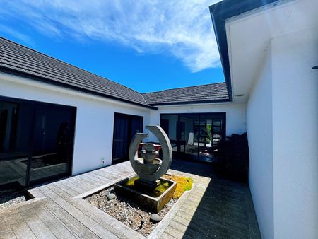 Discover comfort and style in this beautifully appointed Flagstaff luxury home, offering 5 bedrooms, including two with their own ensuites. - Photo 4