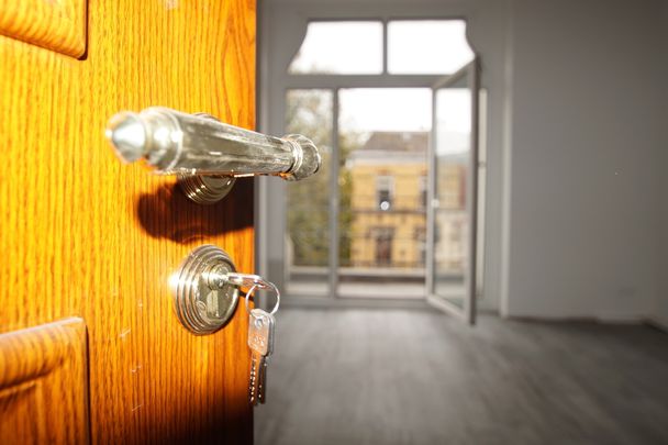 Tolle Aussichten! Frisch sanierte 5-Raumwohnung mit Balkon sucht genau Sie - Foto 1