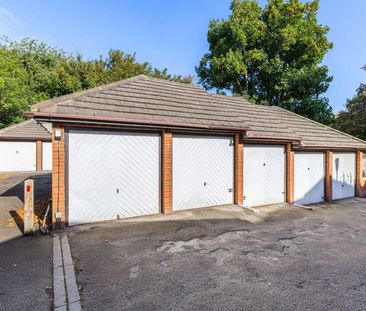 A spacious two bedroom first floor maisonette with private entrance... - Photo 5