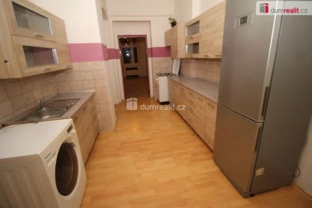 Pěkný byt 2+1 ve třetím patře cihlového domu v Karlových Varech Rybářích - Fotografie 3