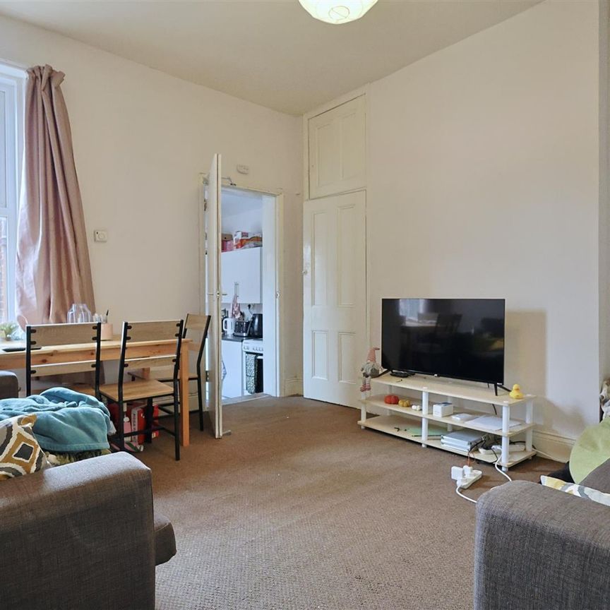 3 bedroom Student Flat to rent in Hazelwood Avenue, West Jesmond, Newcastle Upon Tyne, NE2 - Photo 1