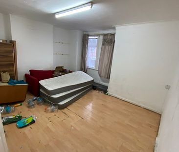 4 Bed Detached House, Katherine Road, E6 - Photo 1