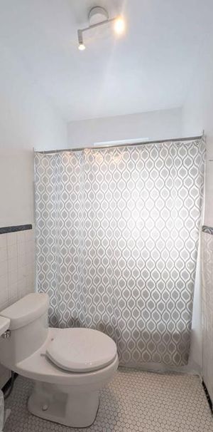 Grand 4 1/2 a louer Rue Van Horne JUIN Chauffage et eau chaude inclus - Photo 1