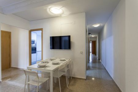 Room for students in Avenida de la Constitución - Photo 5