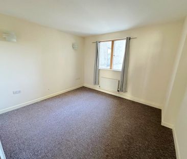 3 bedroom flat to rent - Photo 4