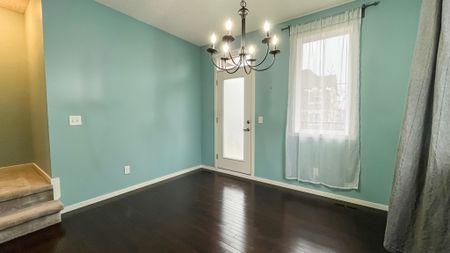 Sunlit 3 Storey End Unit Townhouse. - Photo 2