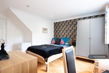 Studio to rent - Photo 2