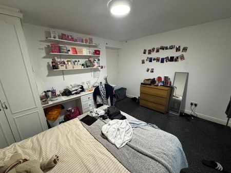 8 bedroom semi-detached house to rent - Photo 2