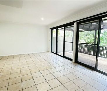 Beautiful 3-Bedroom Townhouse in the Heart of Hope Island â Your ... - Photo 5