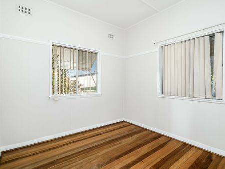 $550 per week | 4 Bedrooms | 1 Bathroom | 1 Carport space - Photo 3