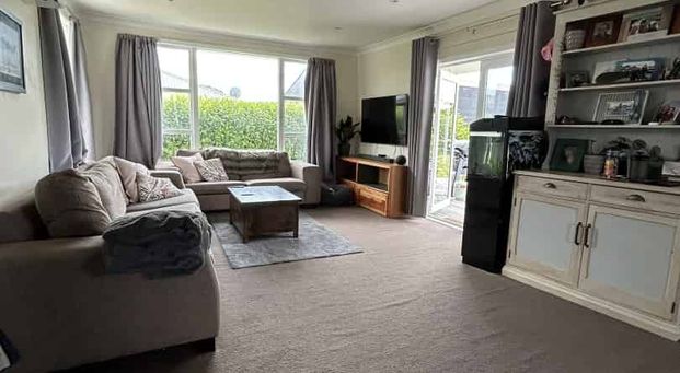 Spacious Family Home in a Quiet Cul-de-Sac - Photo 1