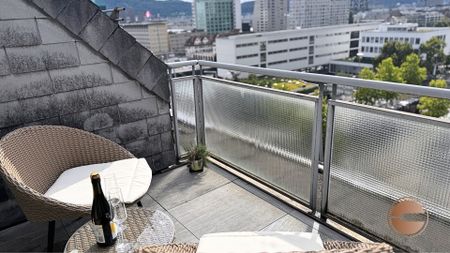 URBAN LIFE ABOVE THE ROOFS OF WEST ZURICH - Photo 4