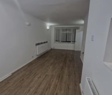 2 bedroom end of terrace house to rent - Photo 4