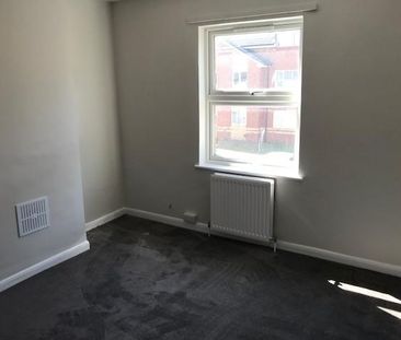 2 bedroom end of terrace house to rent - Photo 3