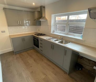 2 bedroom end of terrace house to rent - Photo 3