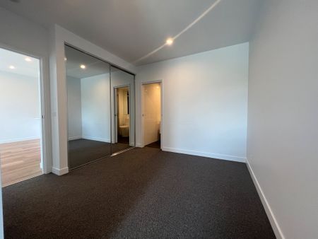 Luxury Living - 2 Bedroom Apartment with second bathroom and study. - Photo 4