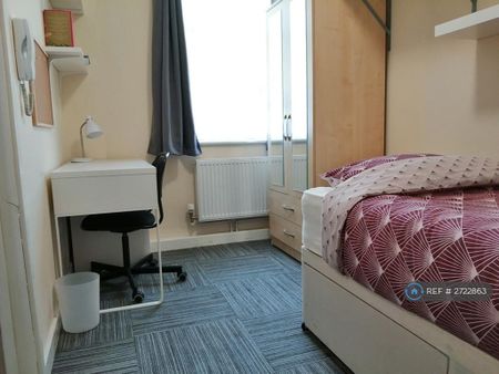 1 bedroom in a house share to rent - Photo 5