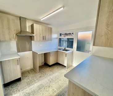 3 bedroom terraced house to rent - Photo 2