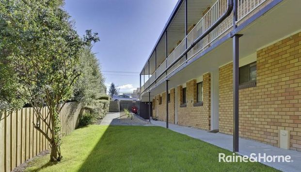 2/24 Hamilton Street, West Hobart, TAS 7000 - Photo 1