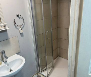 Three/Four bedroom Annex Flat ideal for working couples - £2000 inc... - Photo 5