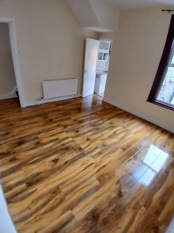 2 Bed Semi-Detached House, Perth Road, E13 - Photo 2