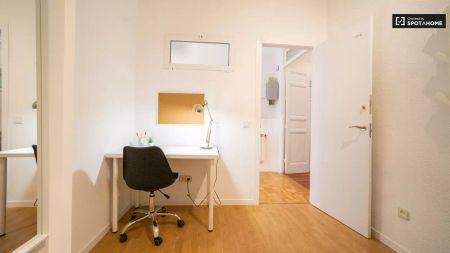 Room in a shared 11-bedroom apartment for rent in Justicia - Photo 5